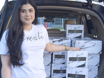 Niedliche Versandbox für Kunstprodukte wie Drucke, Anhänger, Emaille-Anstecker